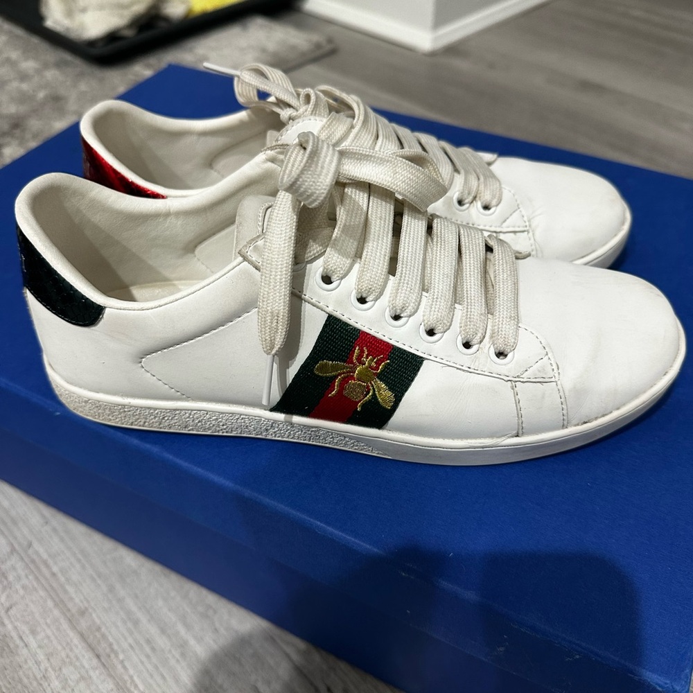 gucci Sneakers with Red and Green Stripe and bee